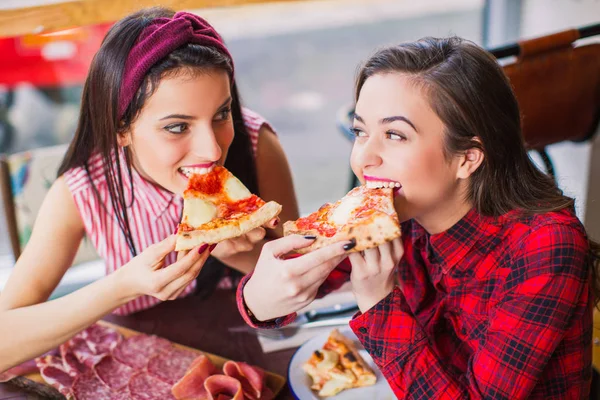Nahaufnahme Zwei Gut Gelaunte Frauen Halten Pizza Scheiben Und Beißen — Stockfoto