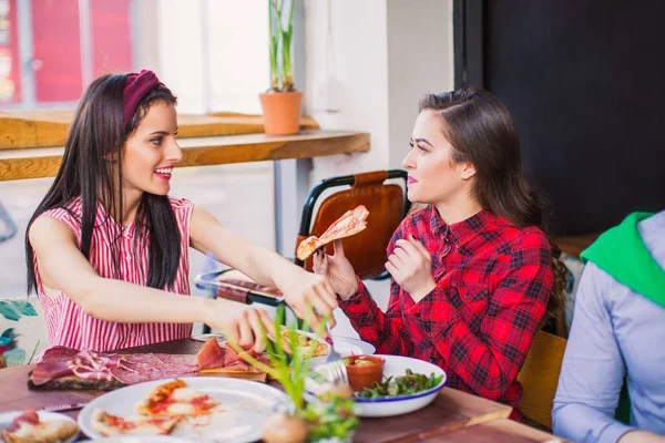 Twee Vrolijke Vrouwen Zitten Aan Tafel Met Voedsel Een Van — Stockfoto