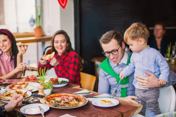 Lächelnde Gruppe Von Menschen Sitzt Tisch Mit Verschiedenen Mahlzeiten Mann — Stockfoto
