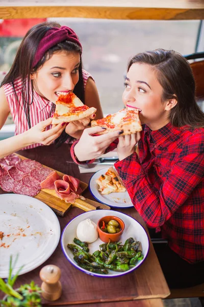 Zwei Attraktive Frauen Sitzen Mit Essen Tisch Halten Pizza Scheiben — Stockfoto