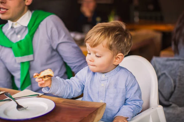 彼の父とのテーブルに座っているし レストランで フォカッチャを食べる少年のクローズ アップ — ストック写真