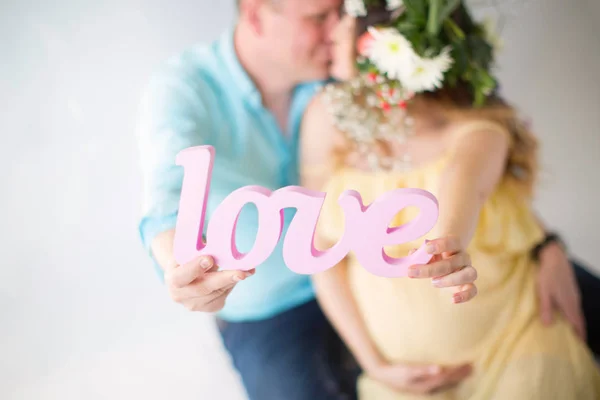 Jonge Gelukkige Paar Zit Samen Love Handen Houdt Zwangere Vrouw — Stockfoto