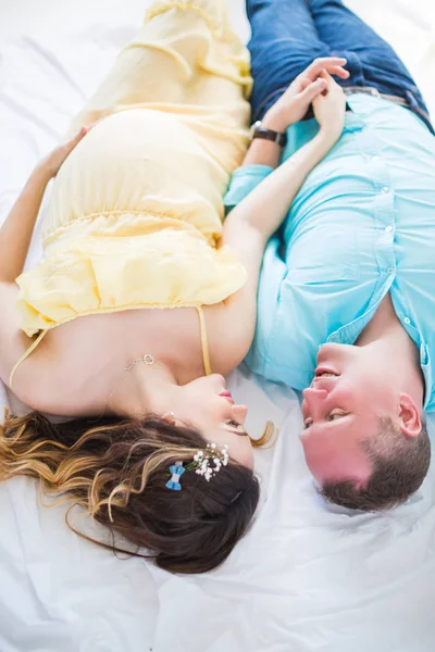 Junge Glückliche Schwangere Liegt Der Nähe Ihres Mannes Sie Halten — Stockfoto