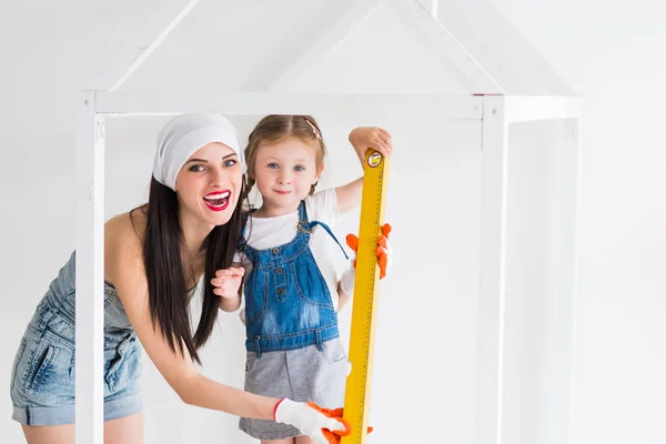 Young Smiling Woman Stands Her Little Daughter Room Keep Instrument — Stock Photo, Image