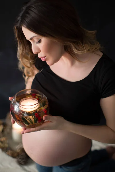 Portretul Unei Tinere Însărcinate Blânde Care Ține Lumânarea Mâini Interior — Fotografie, imagine de stoc