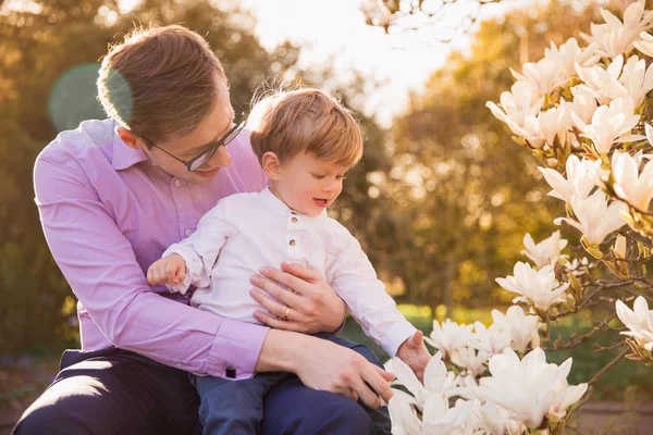 Apa Fia Együtt Ülni Nézni Virágokat Kertben — Stock Fotó