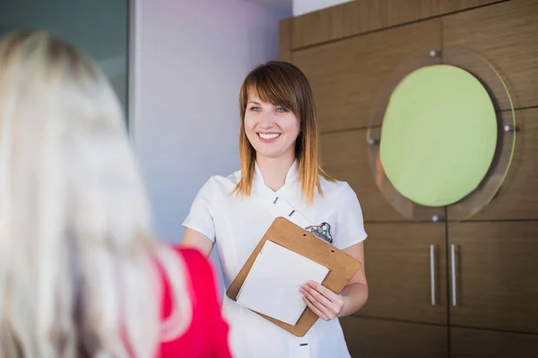 Primer Plano Hermosa Oficina Sonriente Gerente Clínica Estomatología Mano Con — Foto de Stock