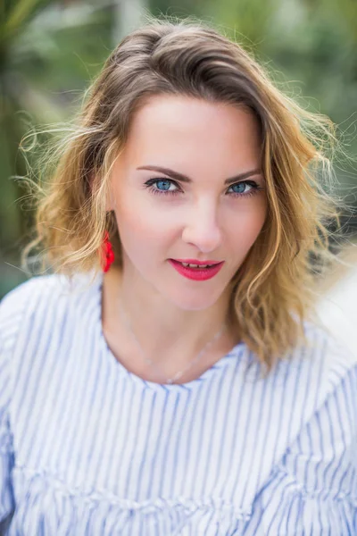 Portrait Jeune Femme Sérieuse Aux Yeux Bleus Qui Est Extérieur — Photo