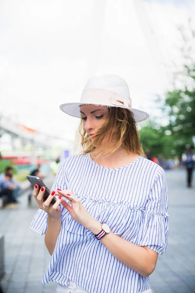 Portrait Jeune Femme Élégante Qui Tient Plein Air Garde Téléphone — Photo