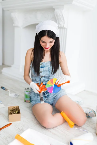 Joven Morena Sonriente Sienta Sobre Laminado Mantiene Paleta Colores Pincel — Foto de Stock