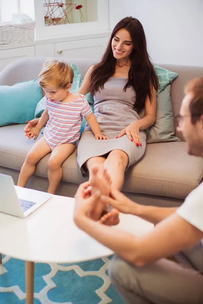 Jonge Moeder Schattig Zoontje Zittend Bank Het Kijken Naar Laptop — Stockfoto