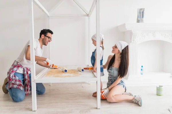 Jovem Família Feliz Faz Reparação Casa Pai Sorridente Sua Filha — Fotografia de Stock