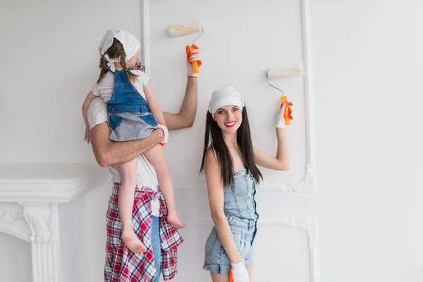 Young Happy Family Does Repair Home Paint Wall Help Platens — Φωτογραφία Αρχείου