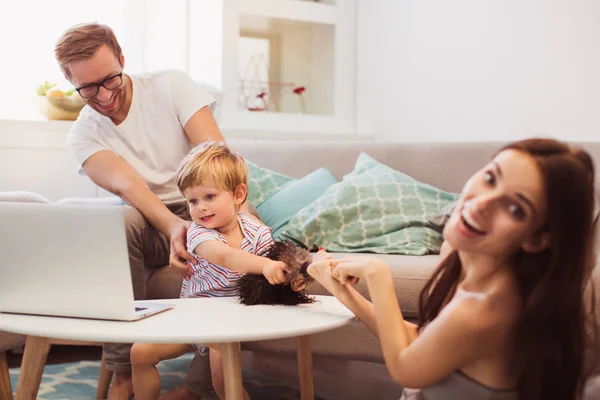 Jonge Gelukkige Ouders Spelen Met Hun Vrolijke Zoontje Kamer — Stockfoto