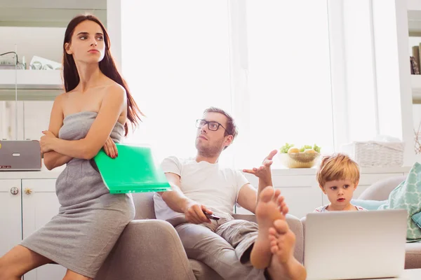 Ernstige Jonge Man Bank Zitten Kijken Naar Zijn Boze Vrouw — Stockfoto