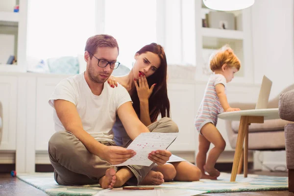 Les Jeunes Parents Assis Sur Sol Regardant Les Documents Dans — Photo