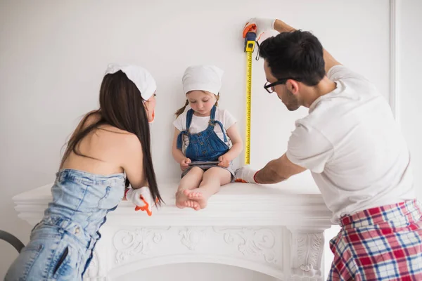 Portrait Young Family Who Does Repair Home Daughter Sits Fireplace — Stock Photo, Image