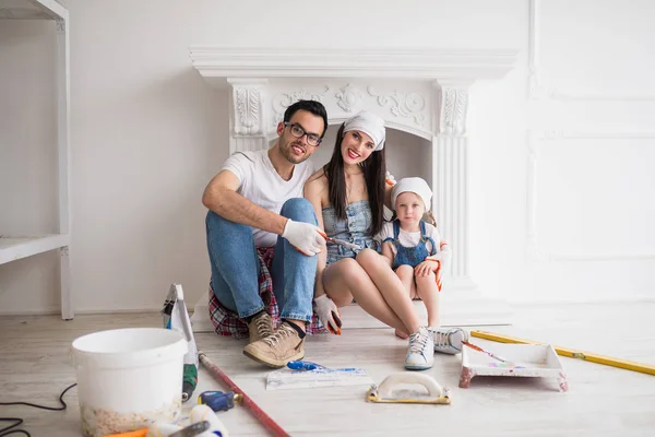 Jovem Família Feliz Faz Reparo Casa Eles Sentam Perto Instrumentos — Fotografia de Stock