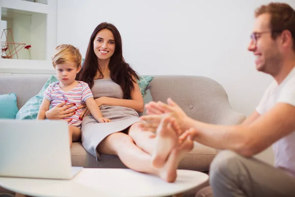 Jonge Lacht Moeder Schattig Zoontje Zittend Bank Kijken Laptop Kamer — Stockfoto