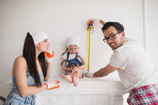 Porträt Einer Jungen Familie Die Hause Repariert Die Tochter Sitzt — Stockfoto