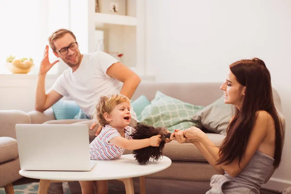 Die Junge Glückliche Mutter Die Mit Ihrem Kleinen Fröhlichen Sohn — Stockfoto