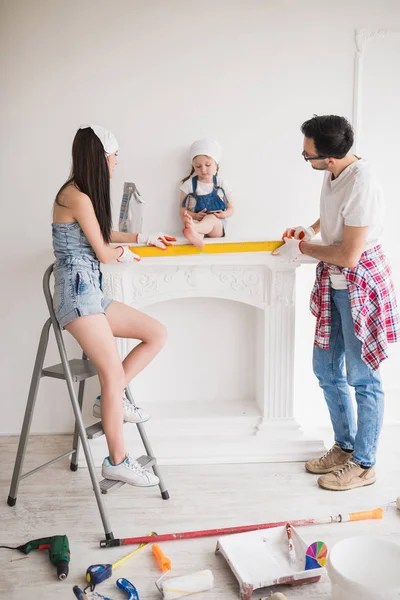 Jeune Famille Fait Réparer Maison Mère Père Debout Mesurer Largeur — Photo