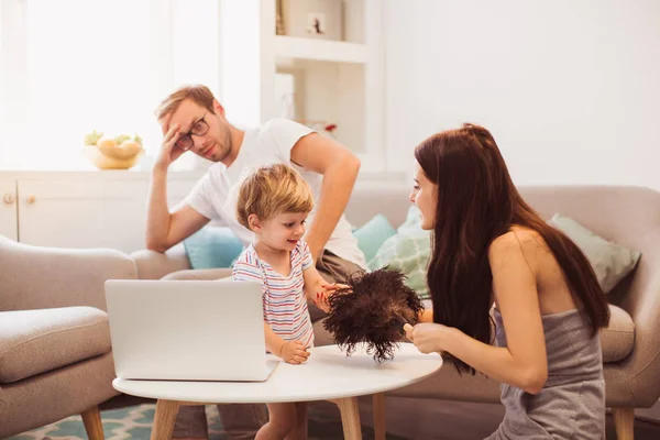 Jonge Gelukkige Moeder Spelen Met Haar Weinig Vreugdevolle Zoon Kamer — Stockfoto