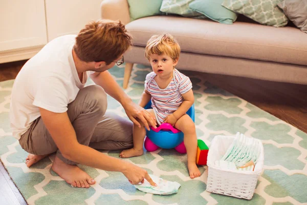 Schattige Zoontje Zittend Pot Zijn Vader Waarop Luier Kamer — Stockfoto