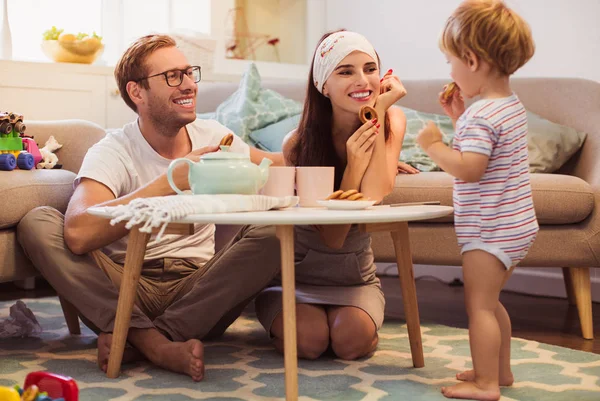 Jonge Ouders Buurt Van Zoontje Zitten Aan Tafel Kamer Het — Stockfoto