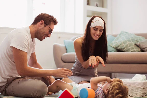 Les Jeunes Parents Joyeux Assis Sur Sol Dans Chambre Jouant — Photo