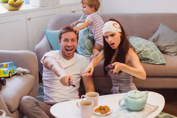 Les Jeunes Parents Heureux Assis Table Sur Sol Dans Chambre — Photo