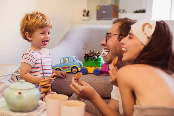 Les Jeunes Parents Souriants Assis Table Dans Chambre Mangeant Des — Photo