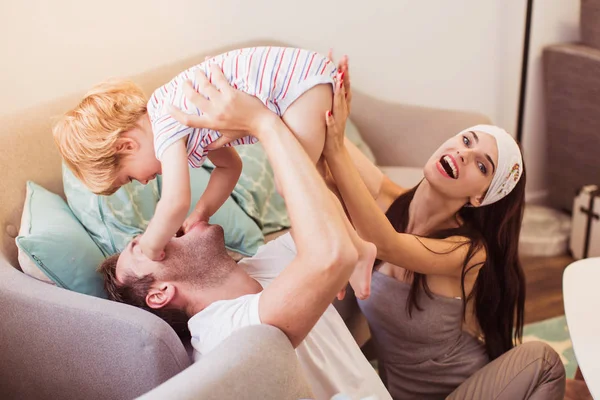 Jonge Glimlachend Ouders Zittend Vloer Kamer Het Spelen Met Zijn — Stockfoto