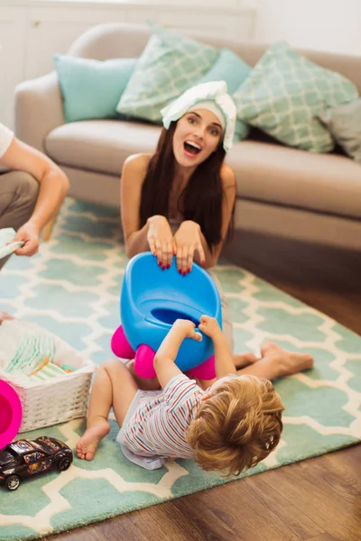 Jeune Mère Drôle Avec Une Couche Sur Tête Assise Sur — Photo