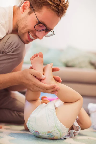 Der Junge Glückliche Vater Hält Die Füße Seines Kleinen Sohnes — Stockfoto