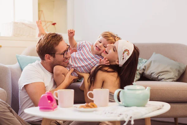 Jonge Glimlachend Ouders Zitten Aan Tafel Kamer Knuffelen Zijn Schattig — Stockfoto