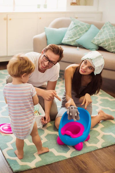 Les Jeunes Parents Heureux Assis Sur Sol Dans Chambre Divertissant — Photo