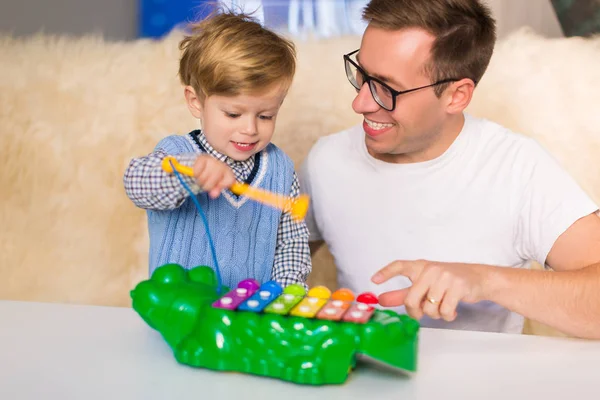 Giovane Padre Felice Con Suo Piccolo Figlio Carino Che Gioca — Foto Stock