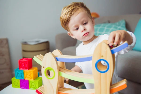 Piccolo Ragazzo Carino Che Gioca Con Diversi Giocattoli Nella Stanza — Foto Stock