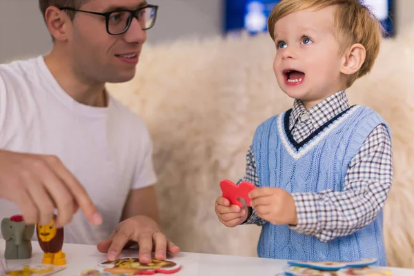 Giovane Padre Felice Con Suo Piccolo Figlio Carino Giocare Giochi — Foto Stock