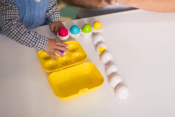 Primo Piano Bambino Che Forma Giocattoli Nella Scatola All Interno — Foto Stock