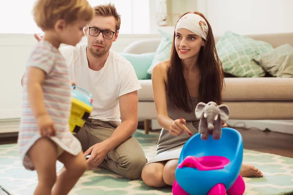 Die Jungen Glücklichen Eltern Die Auf Dem Fußboden Zimmer Sitzen — Stockfoto