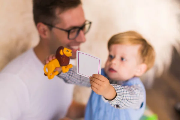 Close Kaart Speelgoed Handen Van Kleine Jongen Die Zit Buurt — Stockfoto