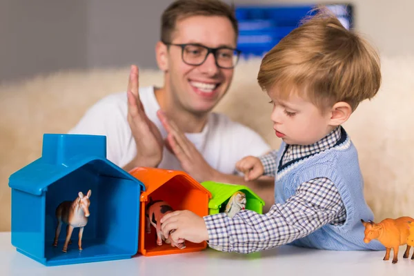 Giovane Padre Bello Seduto Con Suo Piccolo Figlio Carino Tavola — Foto Stock