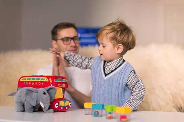 Kleine Schattige Jongen Spelen Met Speelgoedauto Met Jonge Vader Binnenshuis — Stockfoto