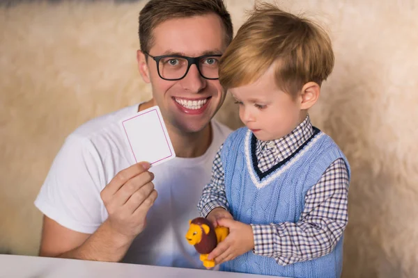 Giovane Padre Sorridente Tiene Una Carta Mano Vicino Suo Piccolo — Foto Stock