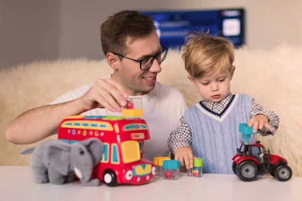 Giovane Padre Felice Suo Piccolo Figlio Seduto Tavola Giocare Con — Foto Stock