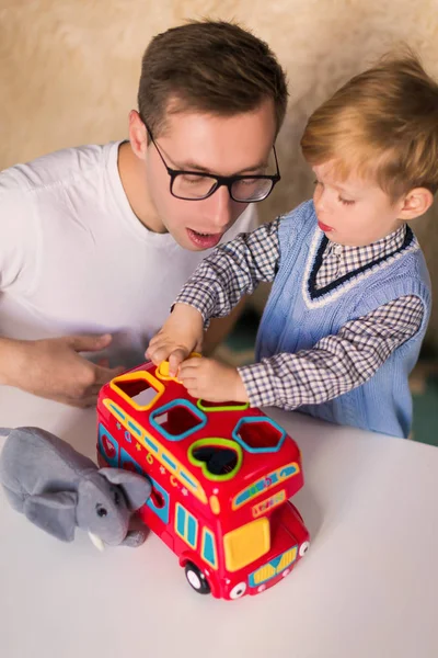 Giovane Padre Bello Con Suo Piccolo Figlio Carino Che Gioca — Foto Stock