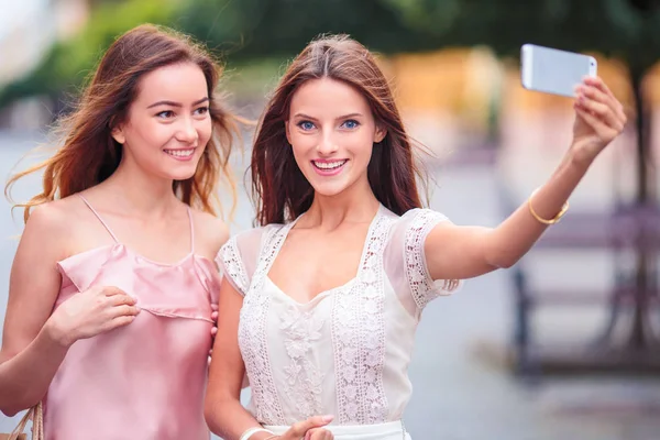 Portrait Two Young Beautiful Smiling Women Who Stand Street Selfie — Stock Photo, Image