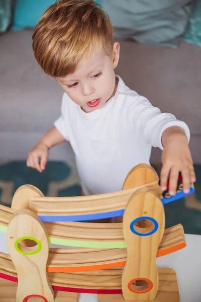 Porträt Eines Kleinen Süßen Jungen Der Hause Mit Spielzeug Spielt — Stockfoto